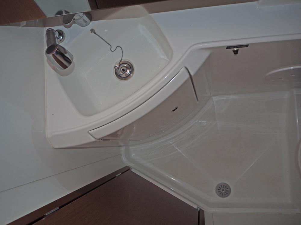 Saloon, Accommodation